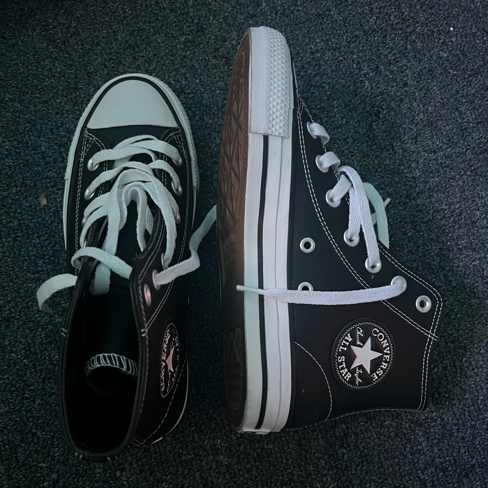 Next to New Leather Converse Women’s Size 7